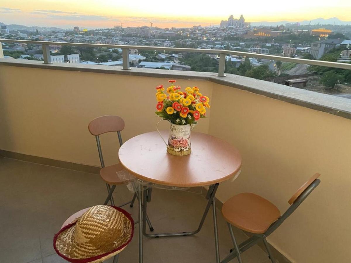 Beautiful Apartment With 3 Balconies In The Center Of Yerevan Luaran gambar